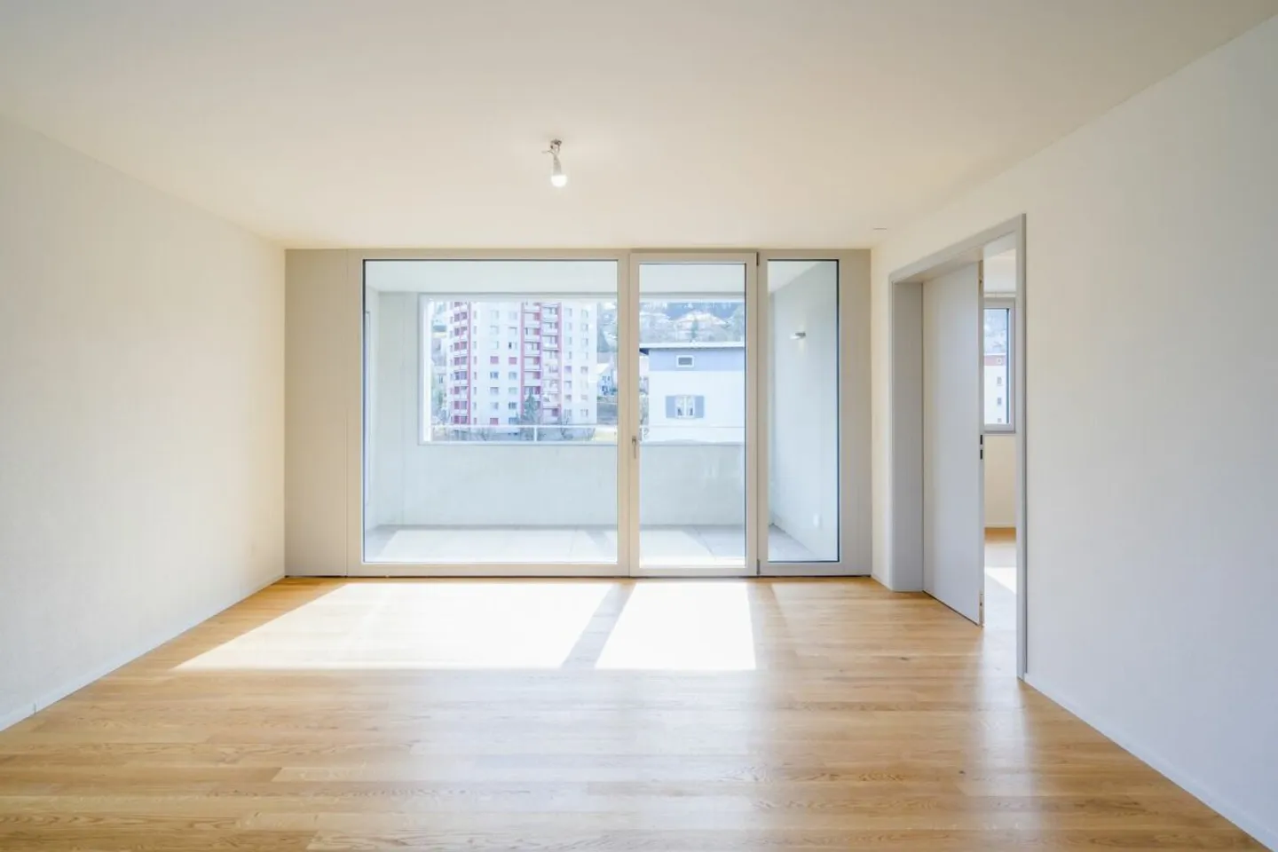 Very nice 4.5-room apartment completely new with balcony-loggia - Photo 1 of 12