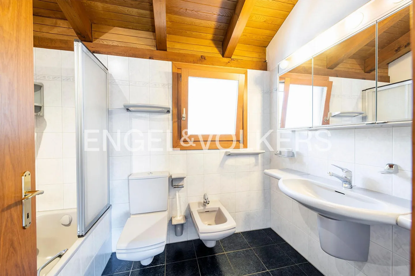 Cozy Rooftop Apartment with a View - Photo 10 of 12