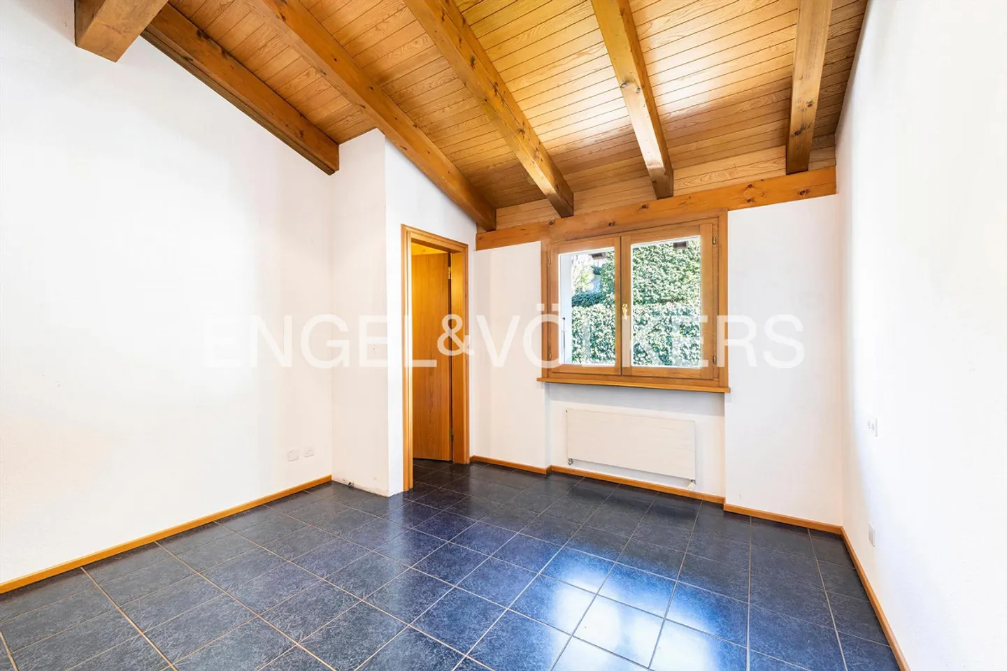 Cozy Rooftop Apartment with a View - Photo 8 of 12