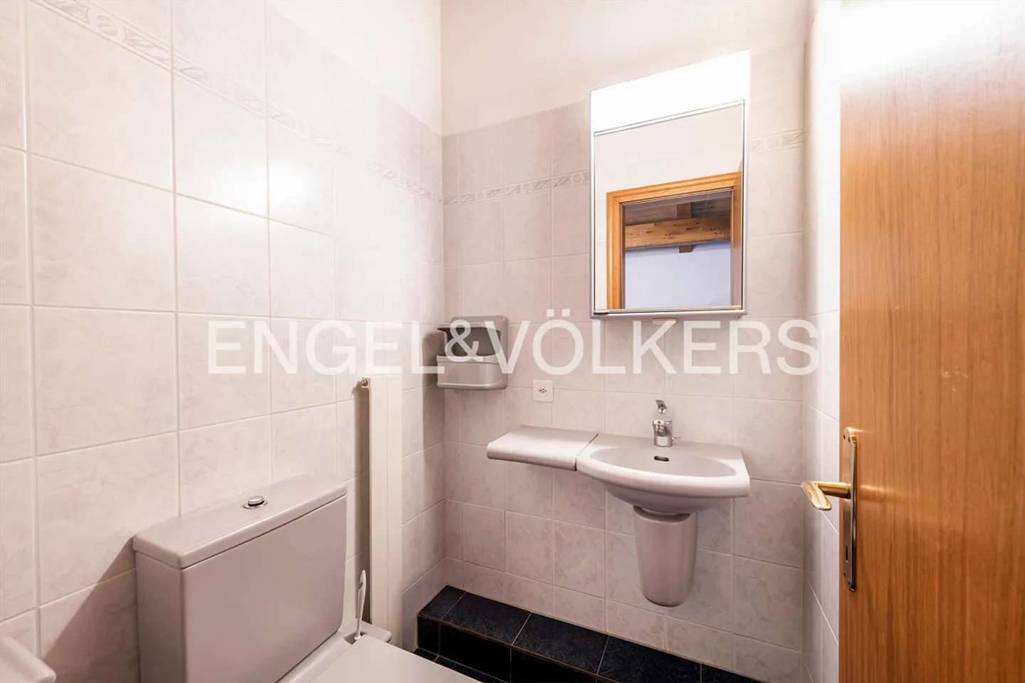 Cozy Rooftop Apartment with a View - Photo 11 of 12