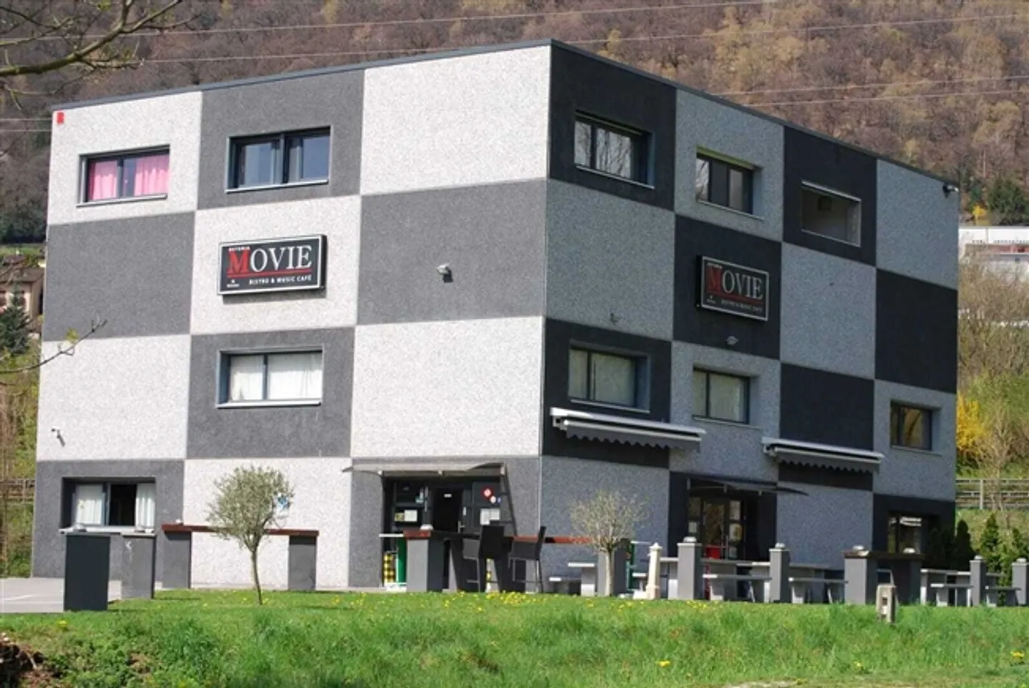 Capannone utilizzato come ristorante con appartamento - Foto 1 di 15