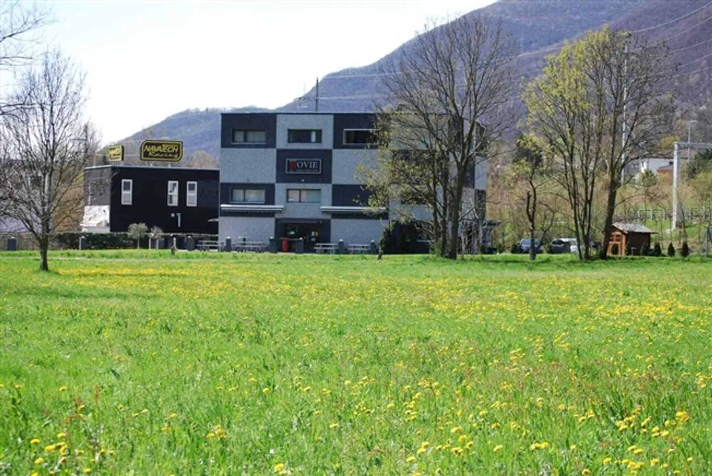 Capannone utilizzato come ristorante con appartamento - Foto 2 di 15