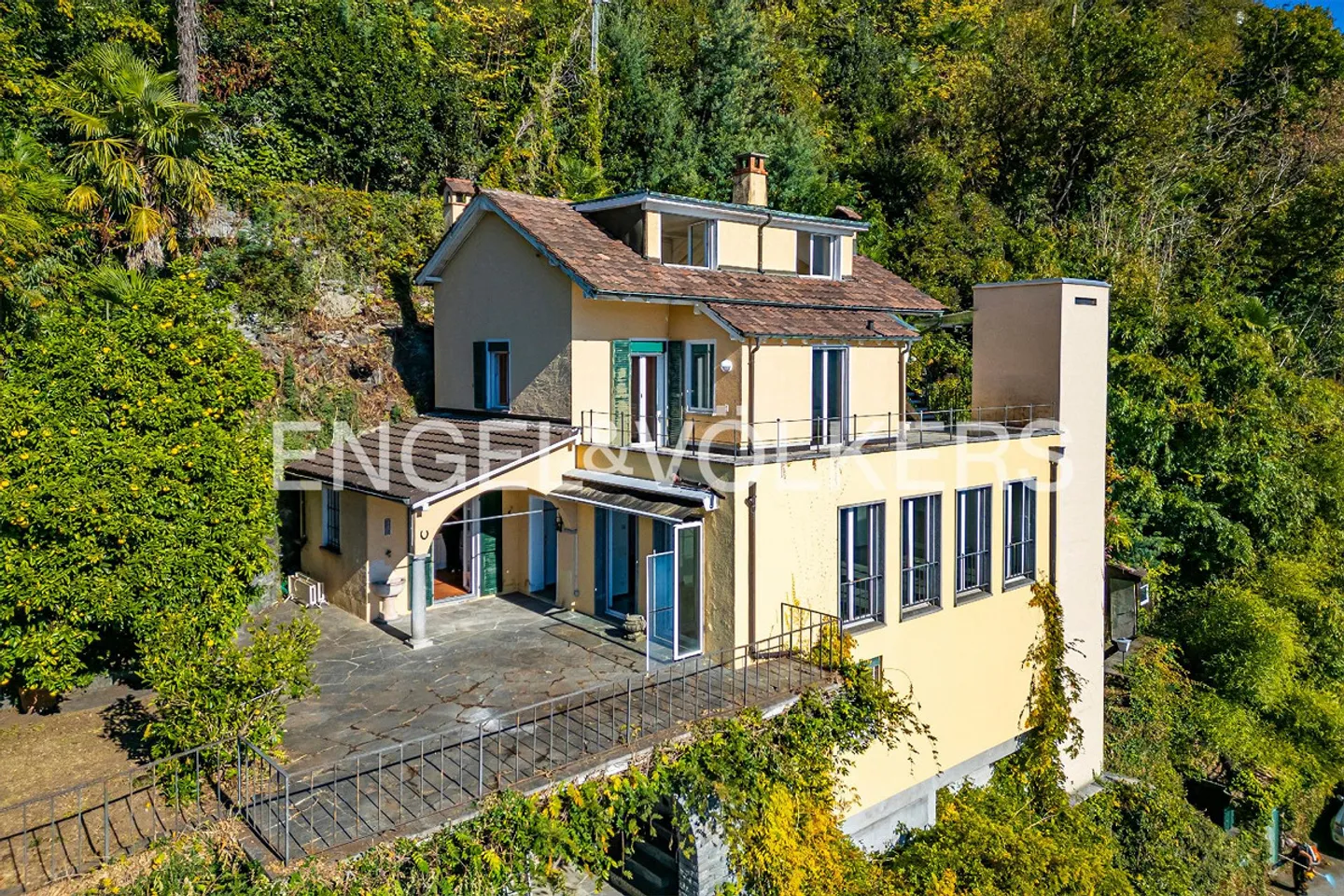 Incantevole casa con grande potenziale e terreno privato sul lago (34) - Foto 2 di 15