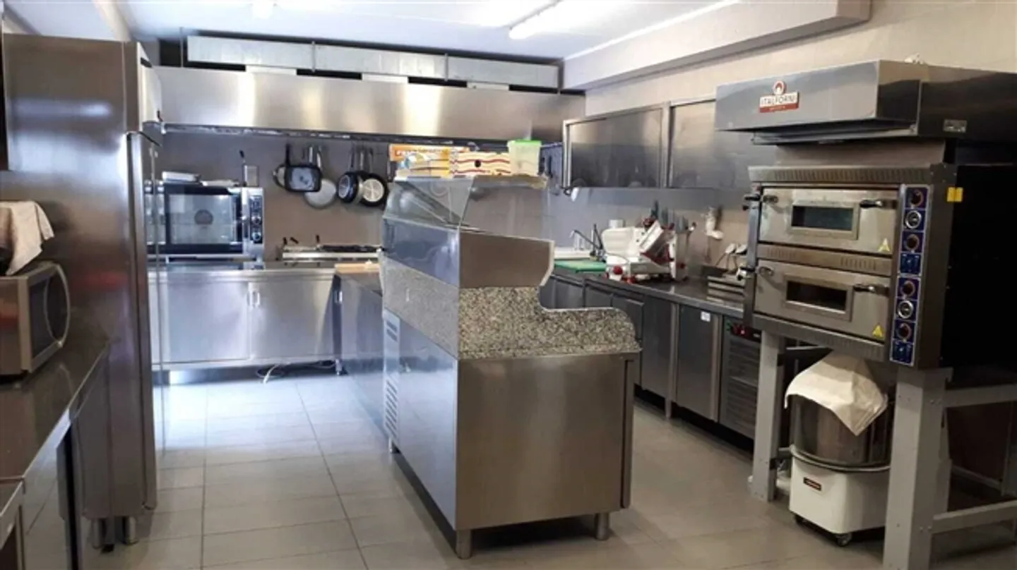 Capannone utilizzato come ristorante con appartamento - Foto 12 di 15