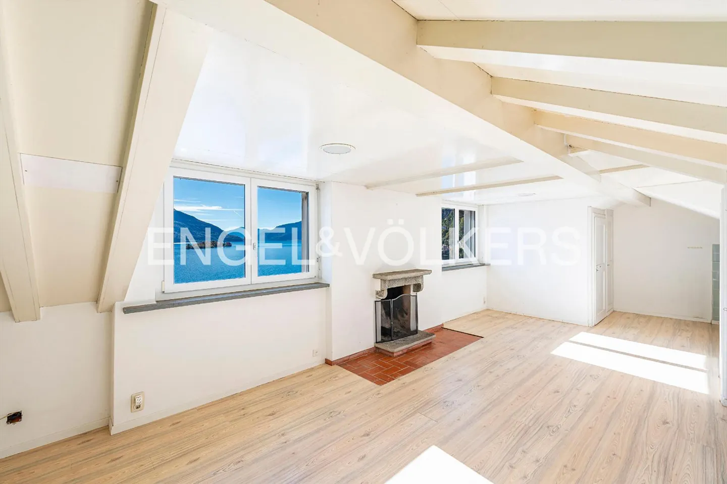 Incantevole casa con grande potenziale e terreno privato sul lago (34) - Foto 7 di 15