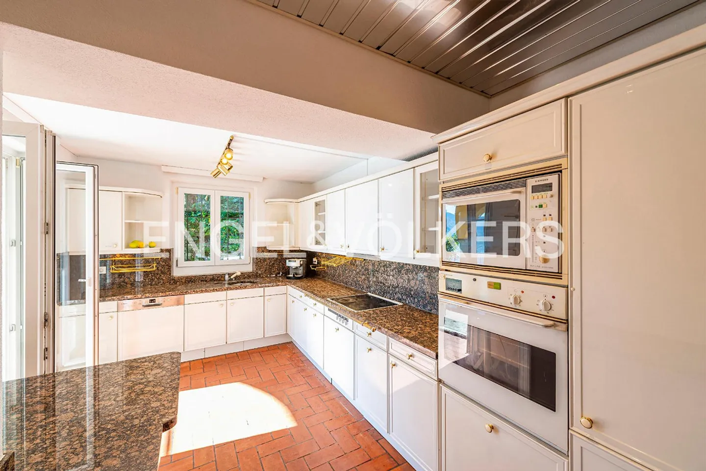 Incantevole casa con grande potenziale e terreno privato sul lago (34) - Foto 8 di 15