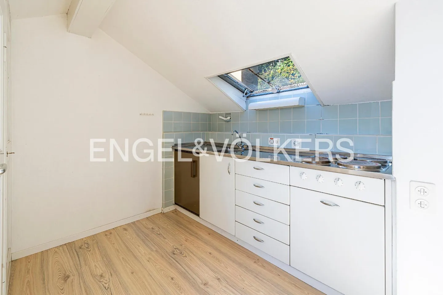 Incantevole casa con grande potenziale e terreno privato sul lago (34) - Foto 9 di 15