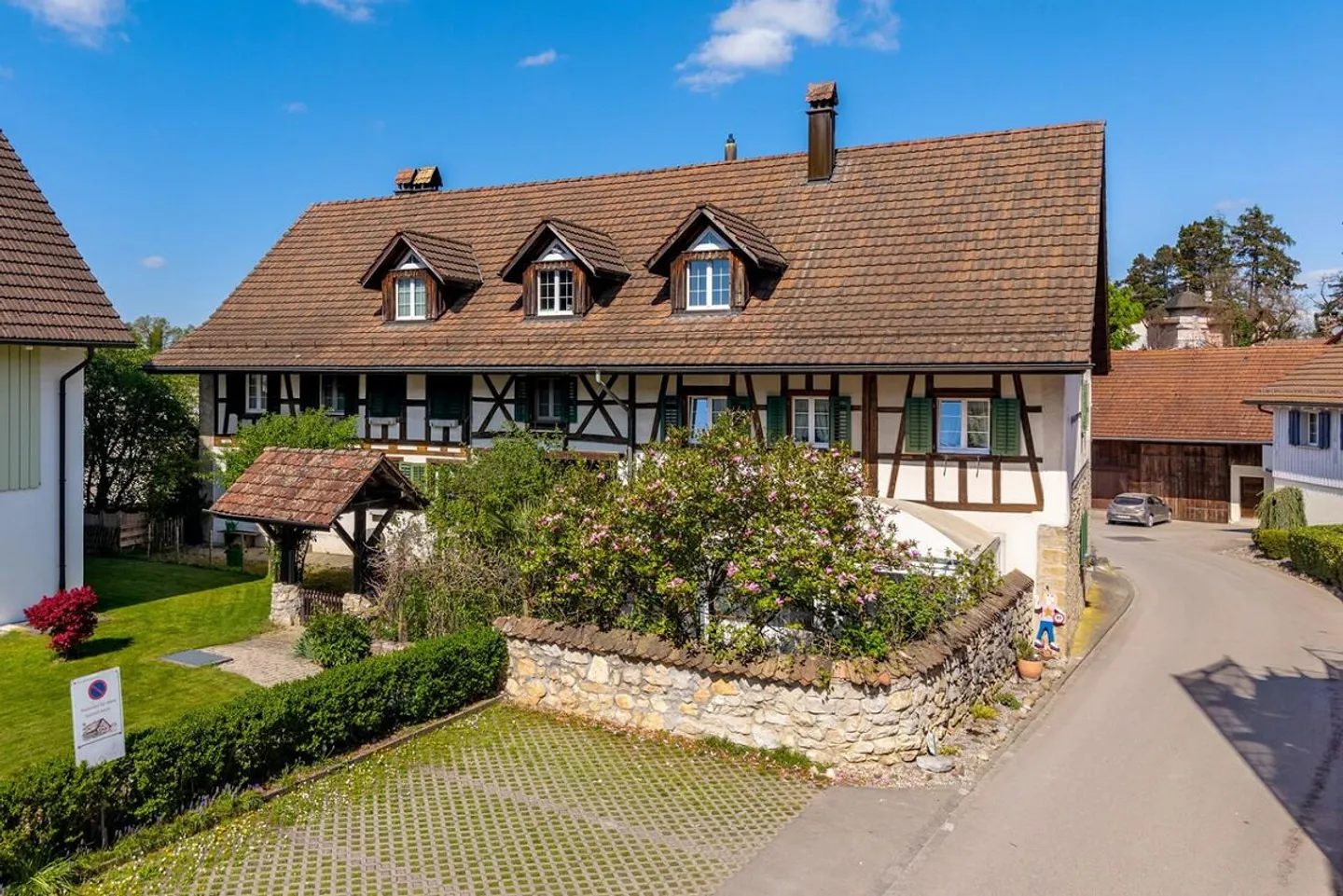 Sale: Multi-family house in the tax-friendly Winkel ZH - Photo 1 of 4