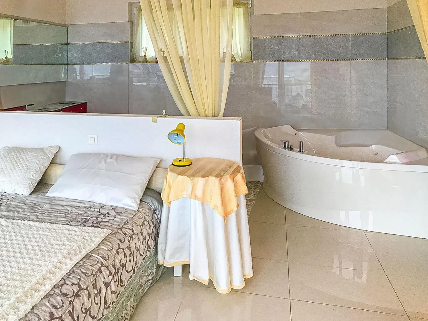 Terraced villa with stunning lake view in Bissone - Photo 5 of 10