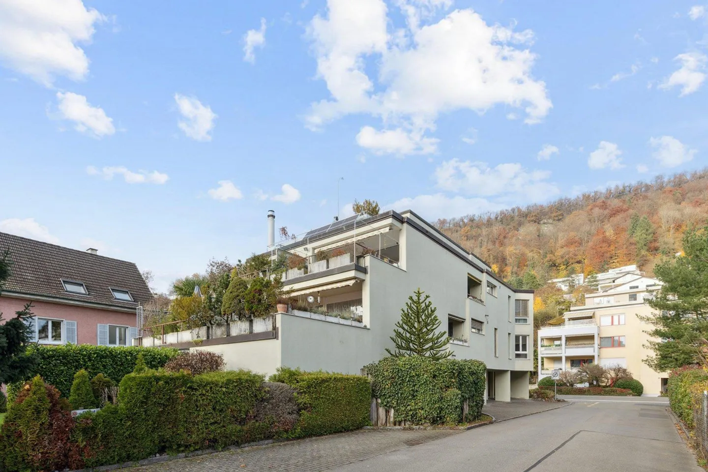 Central living with a view of greenery - Photo 1 of 7