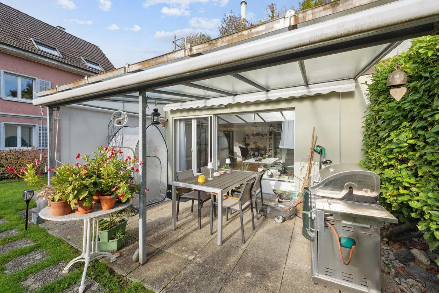 Central living with a view of greenery - Photo 5 of 7