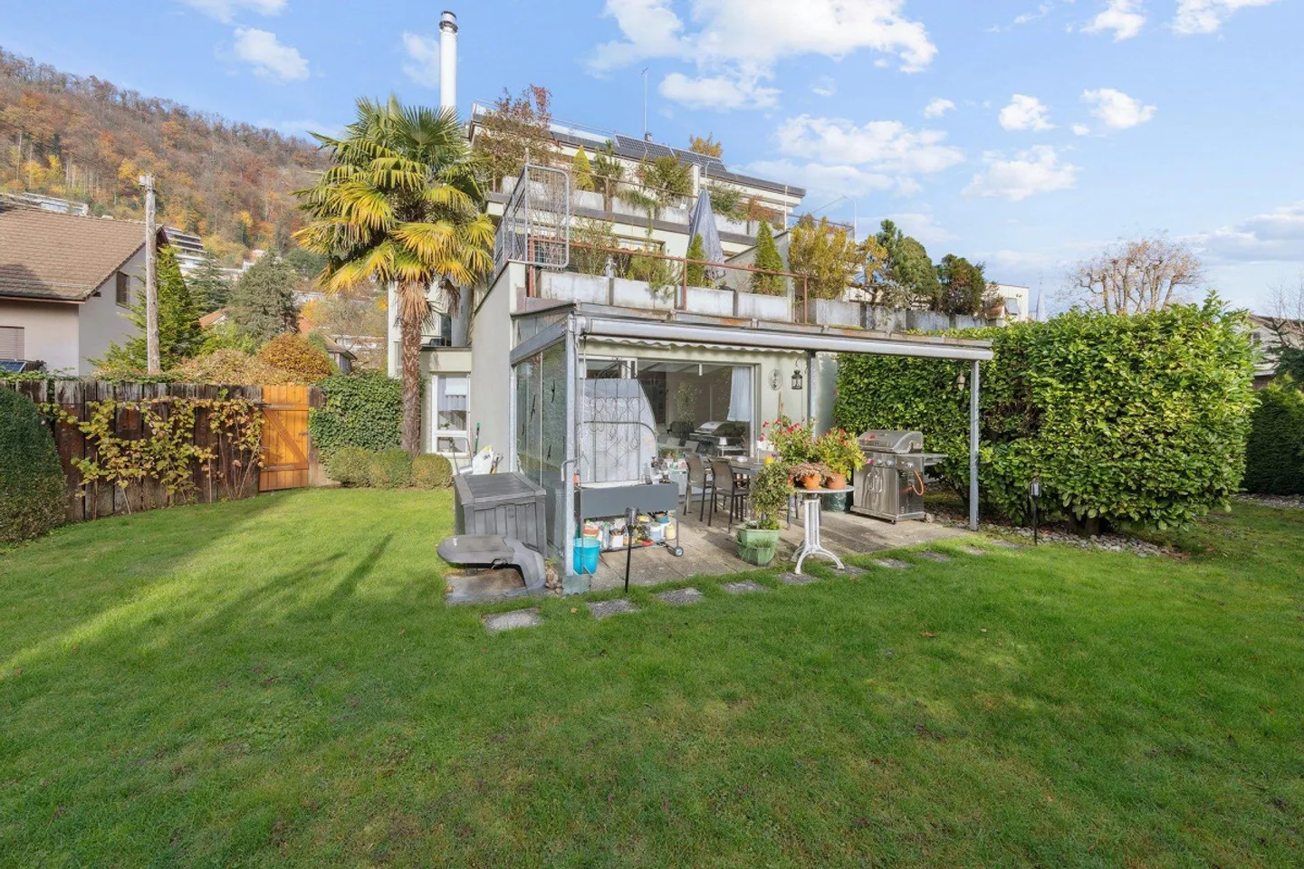 Central living with a view of greenery - Photo 6 of 7