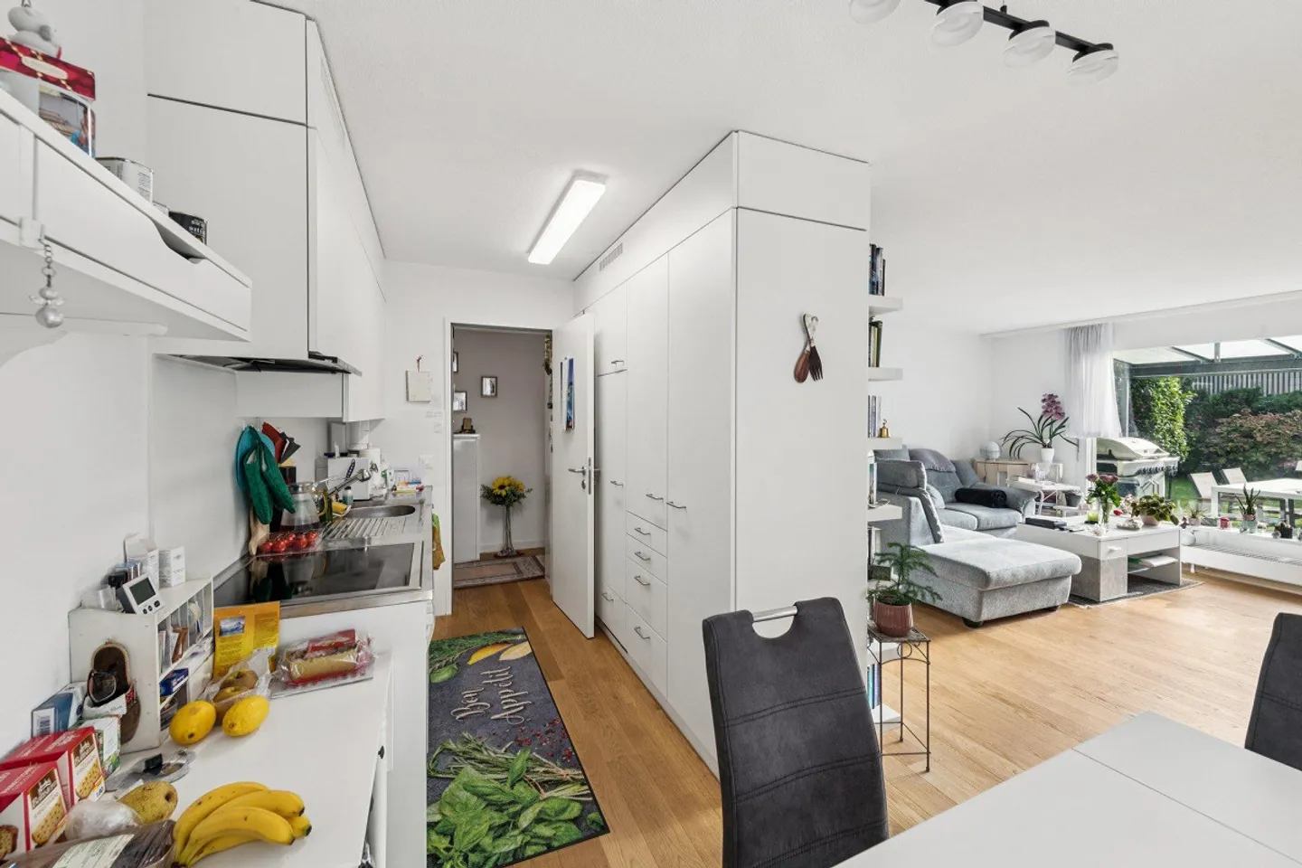 Central living with a view of greenery - Photo 3 of 7