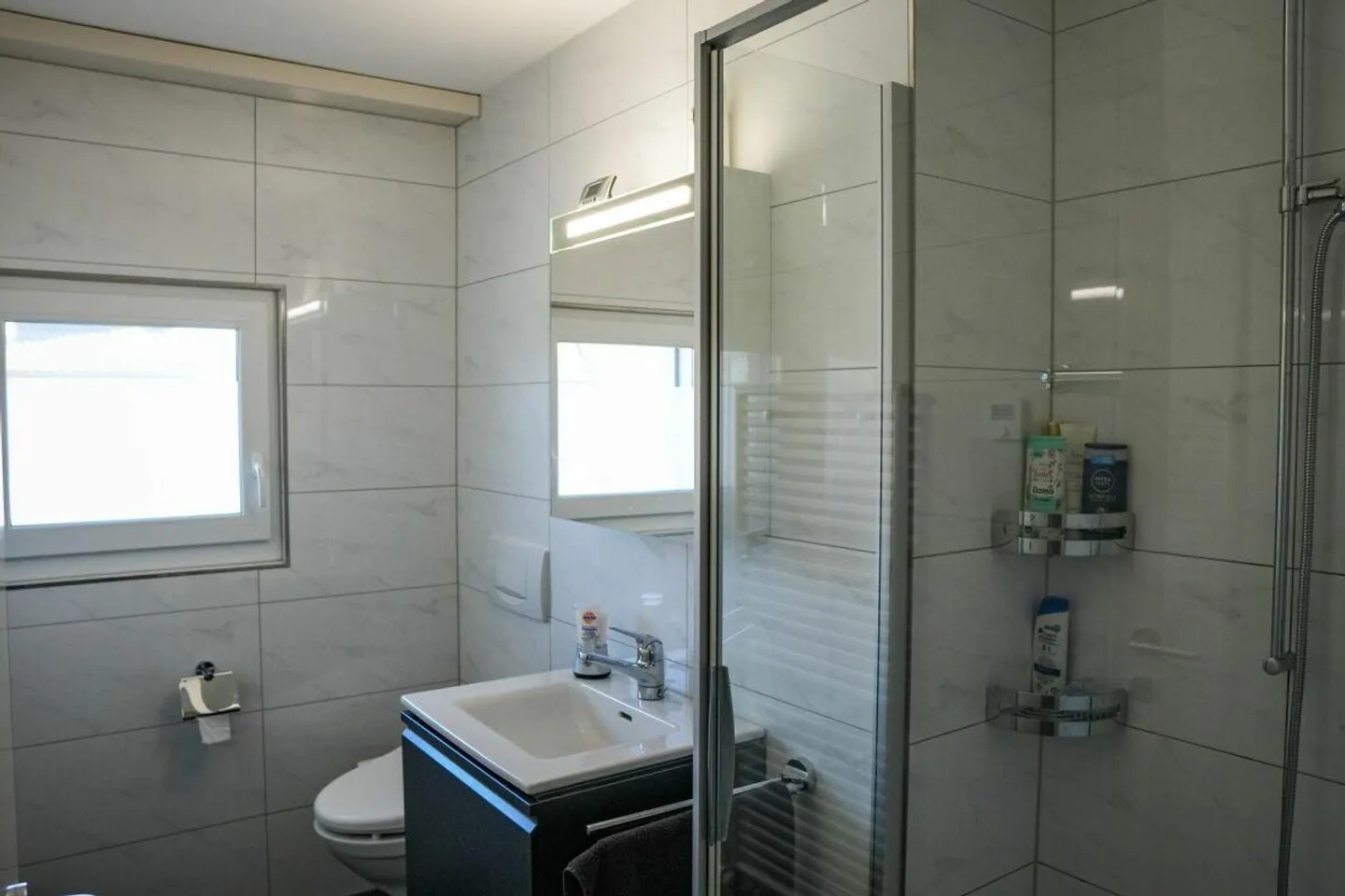 Appartamento moderno di 4,5 stanze con due posti auto in garage sotterraneo - Foto 9 di 11