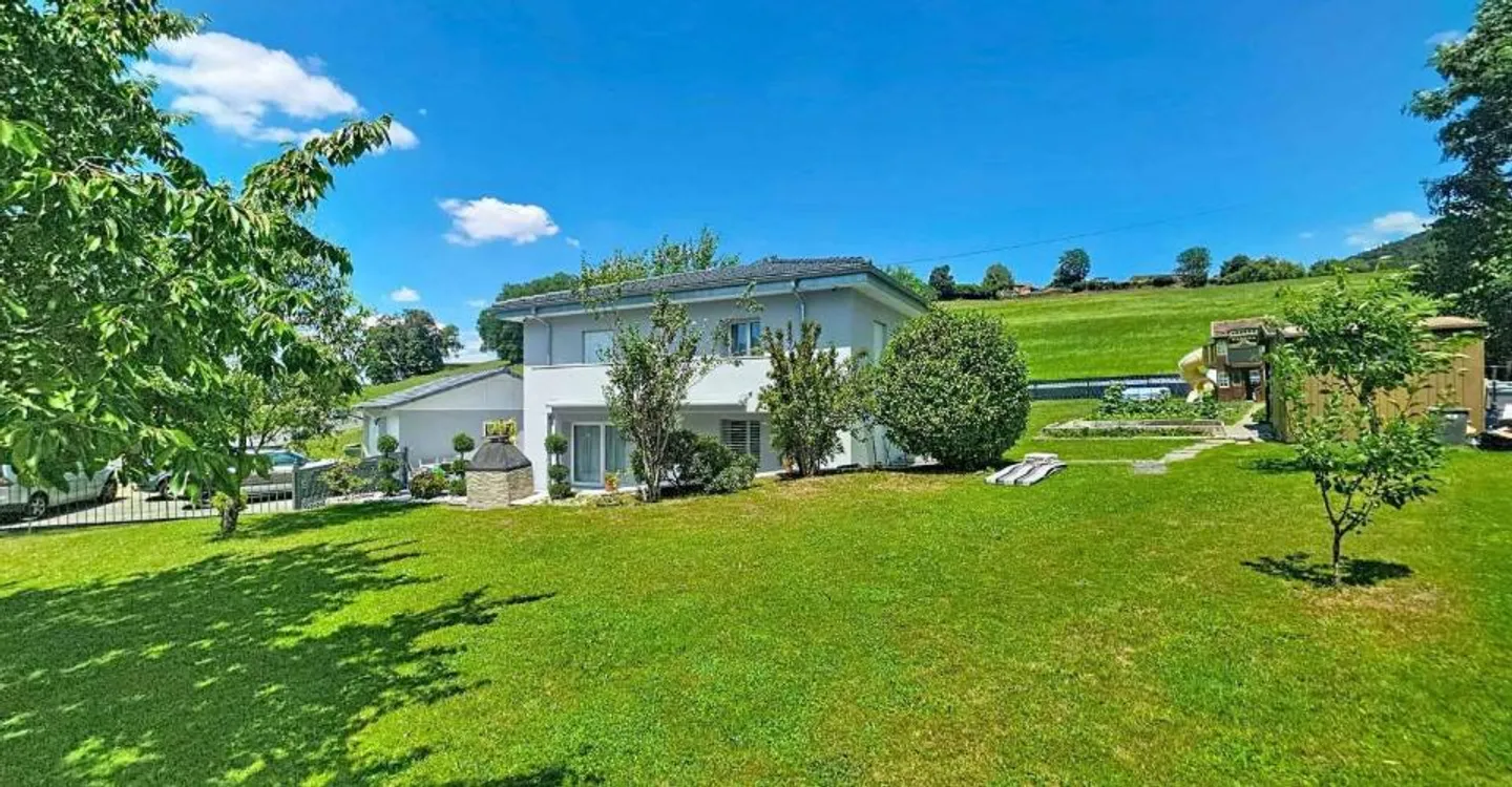 Renovated individual villa with large plot and unobstructed view - Photo 1 of 13