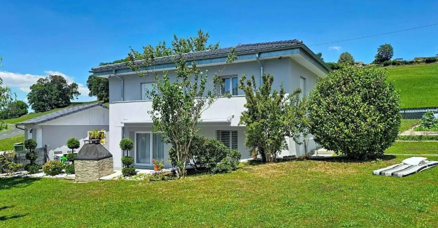 Renovated individual villa with large plot and unobstructed view - Photo 2 of 13