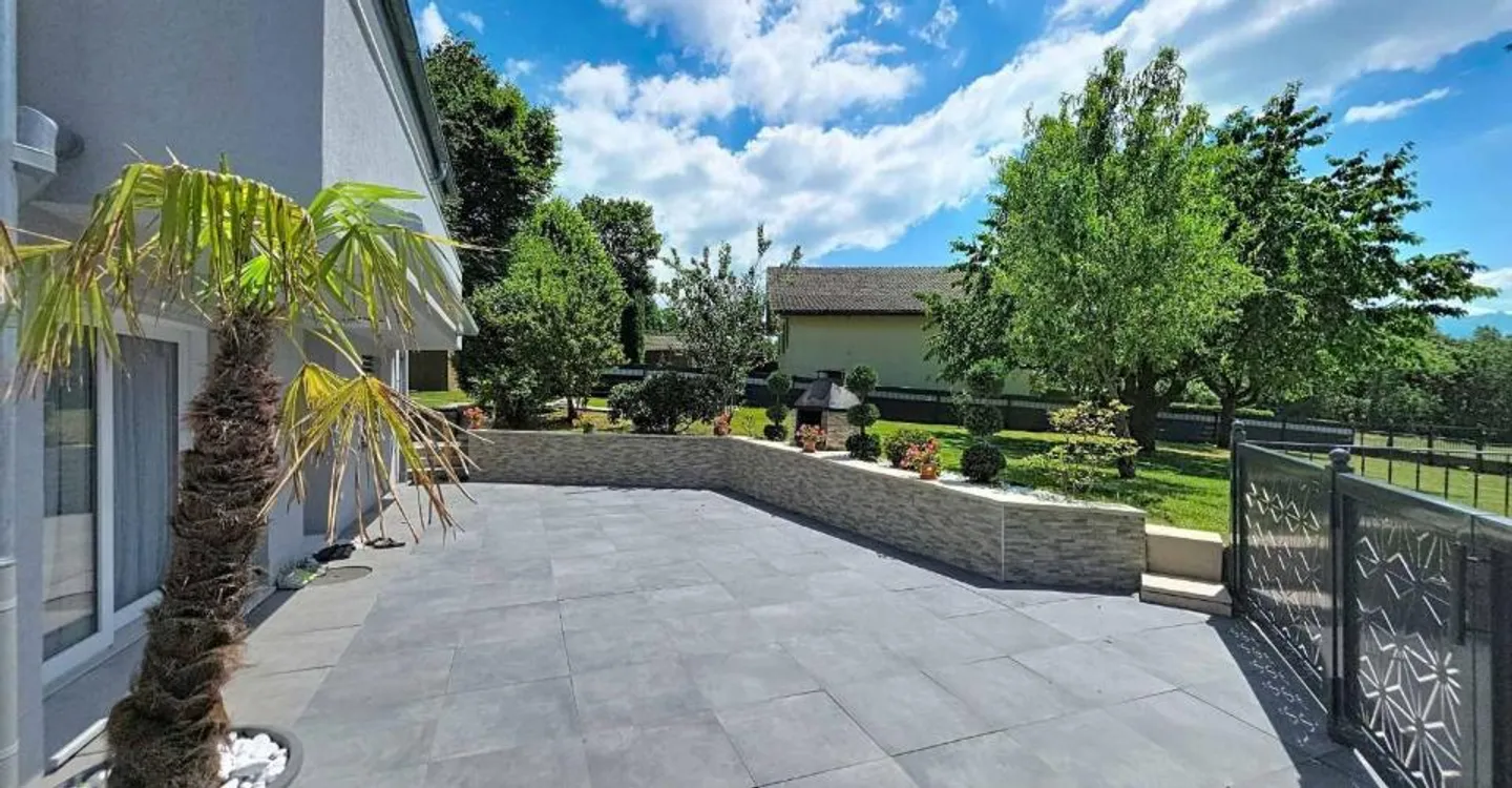Renovated individual villa with large plot and unobstructed view - Photo 4 of 13