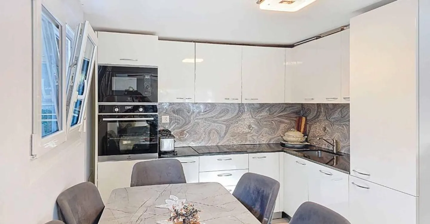 Renovated individual villa with large plot and unobstructed view - Photo 7 of 13