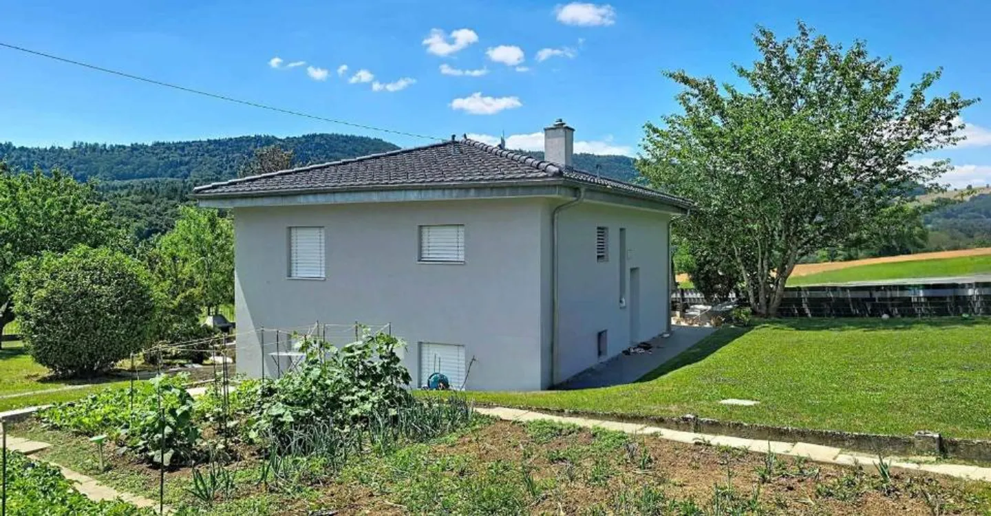 Renovated individual villa with large plot and unobstructed view - Photo 11 of 13