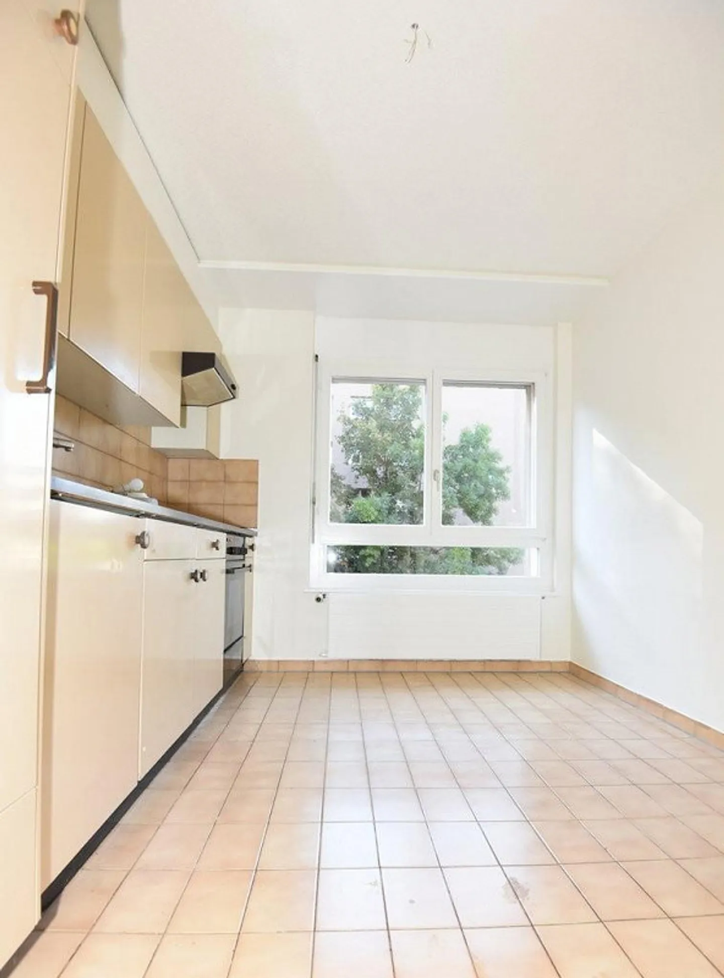 Spazioso appartamento di 3,5 locali di 84 m2 in una zona tranquilla - Foto 4 di 9