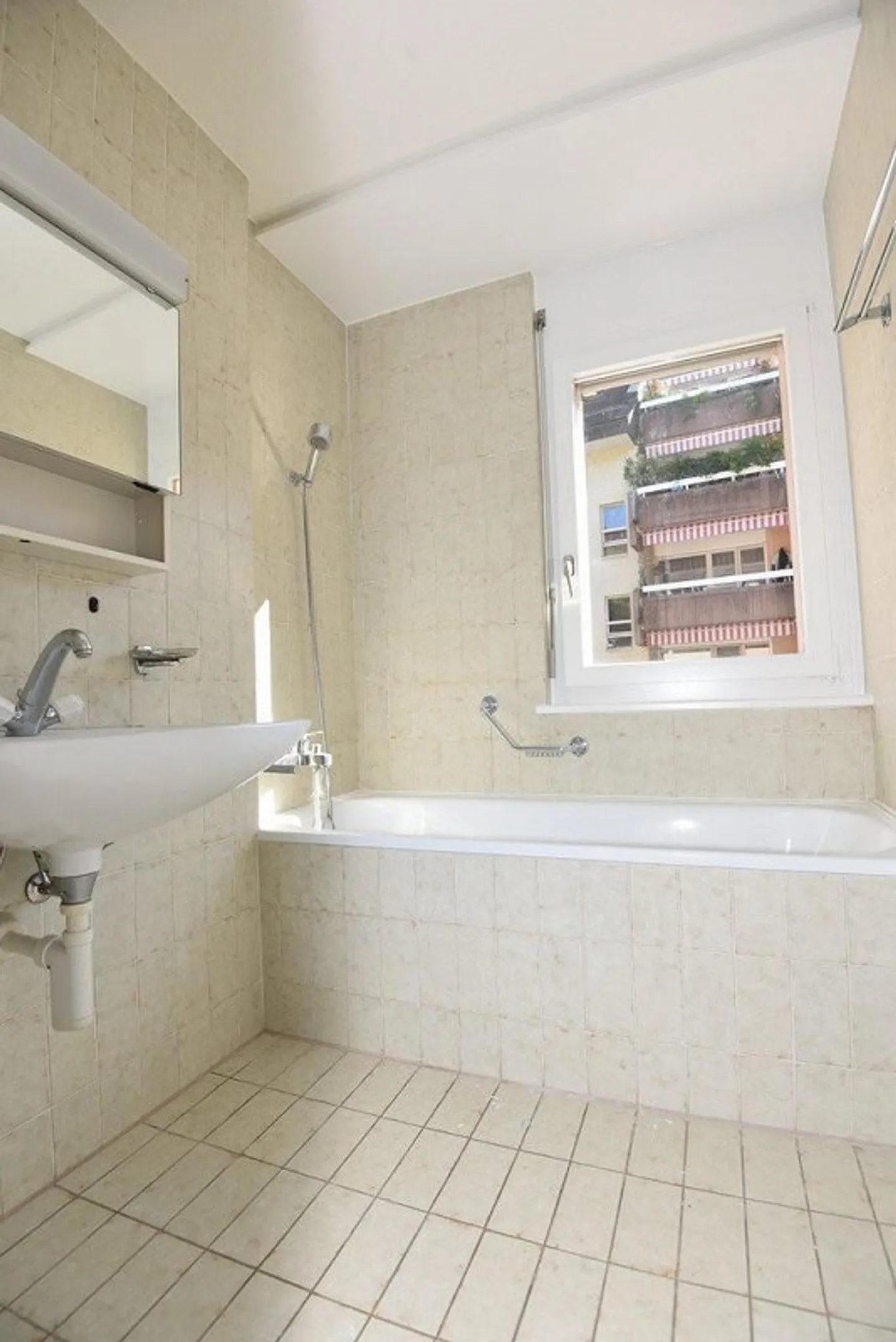 Spazioso appartamento di 3,5 locali di 84 m2 in una zona tranquilla - Foto 7 di 9