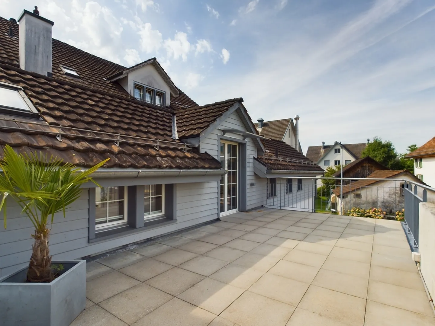 Plafonds hauts, terrasse de 28 m² avec vue sur le centre historique du village et bureau séparé au rez-de-chaussée - Photo 9 sur 12