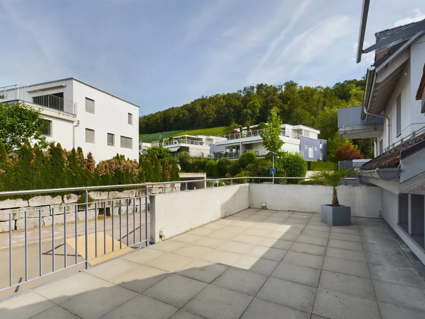 Plafonds hauts, terrasse de 28 m² avec vue sur le centre historique du village et bureau séparé au rez-de-chaussée - Photo 10 sur 12