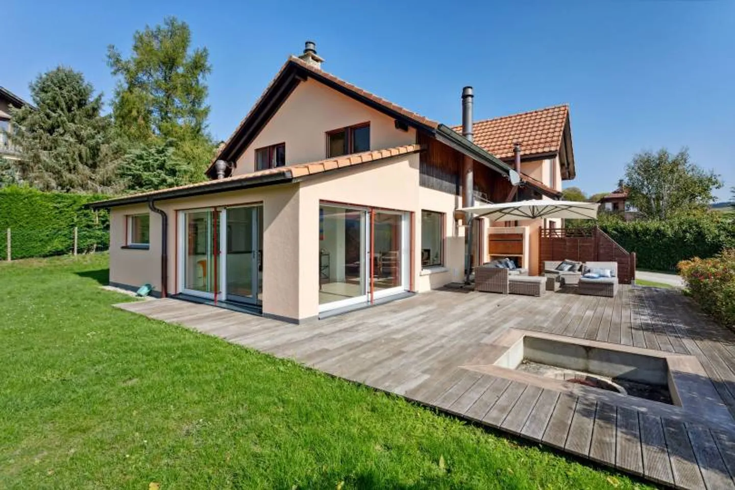 Villa unifamiliare in posizione tranquilla, vista mozzafiato, studio incluso - Foto 1 di 13