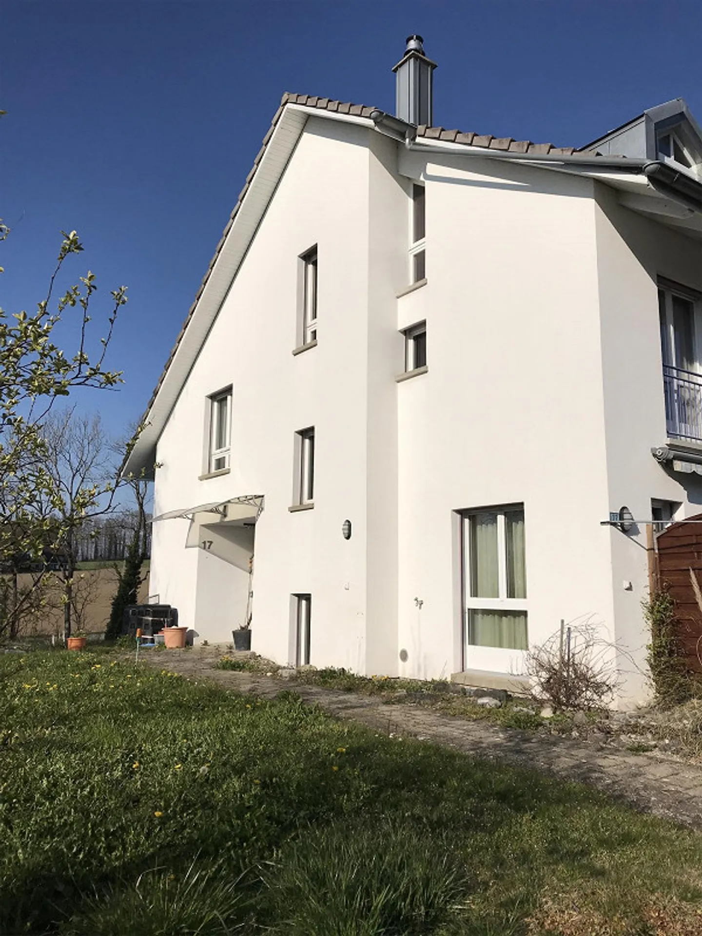 Small, large single-family house in a quiet residential area - Photo 2 of 30