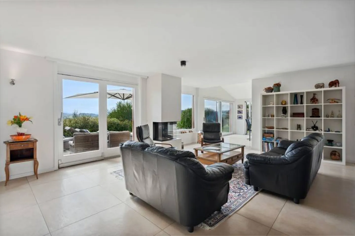 Villa unifamiliare in posizione tranquilla, vista mozzafiato, studio incluso - Foto 2 di 13