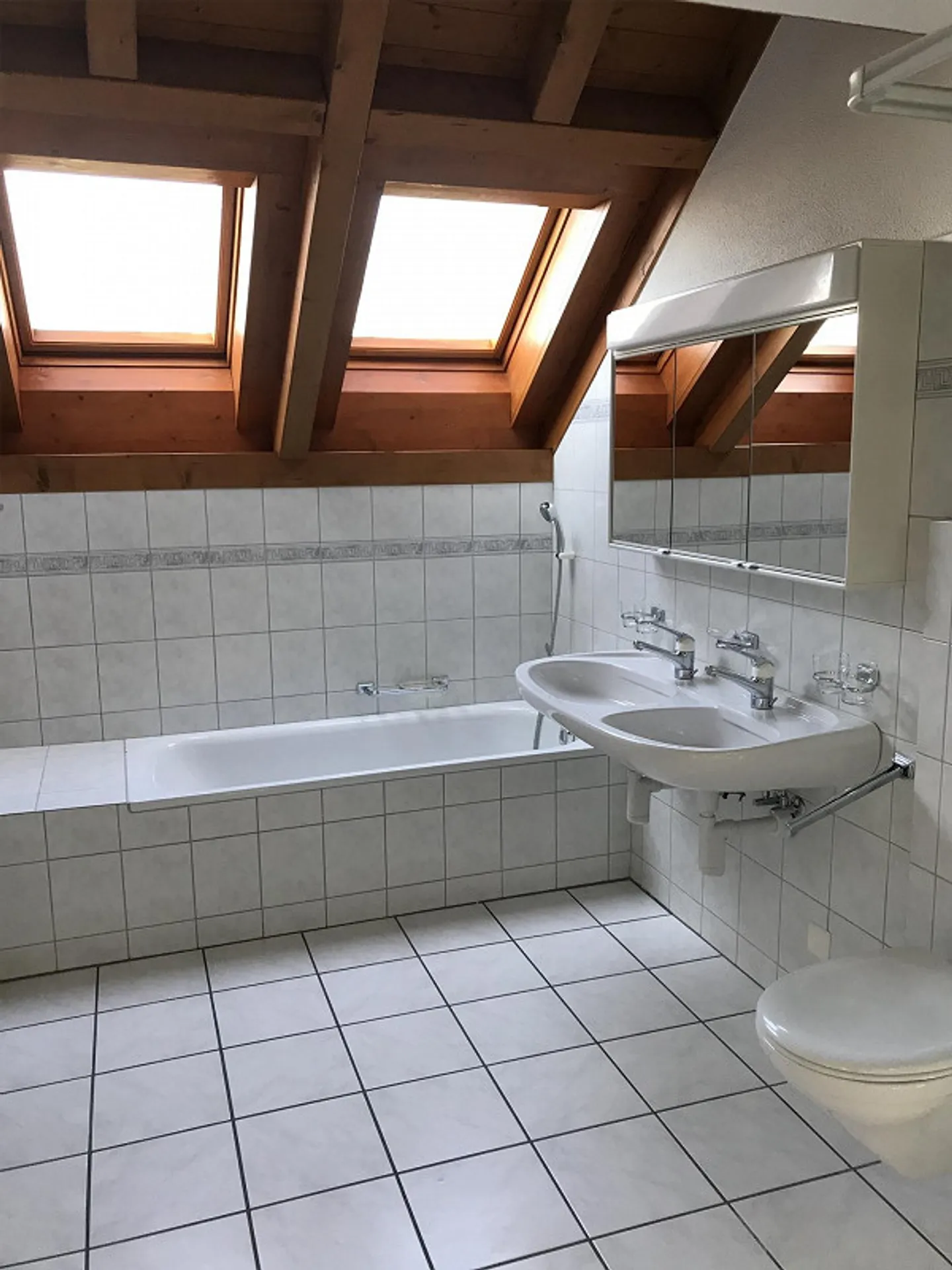 Small, large single-family house in a quiet residential area - Photo 12 of 30