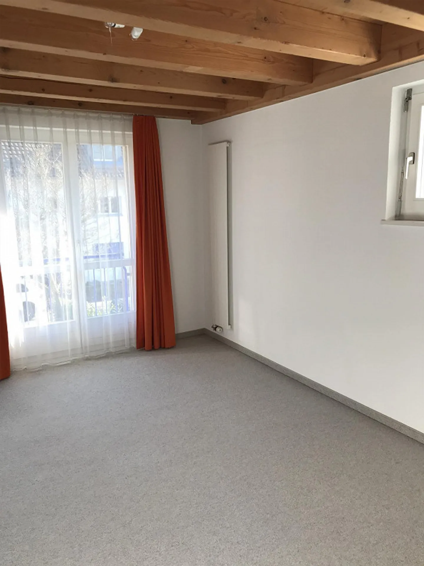 Small, large single-family house in a quiet residential area - Photo 15 of 30