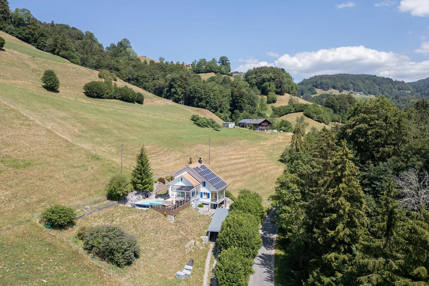 Freistehendes Einfamilienhaus mit Pool - Foto 2 von 14