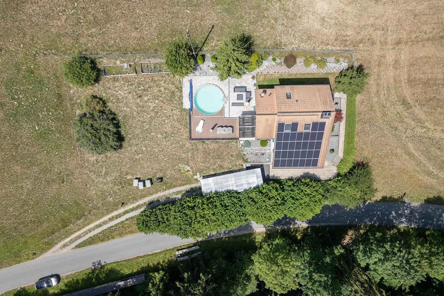 Freistehendes Einfamilienhaus mit Pool - Foto 3 von 14