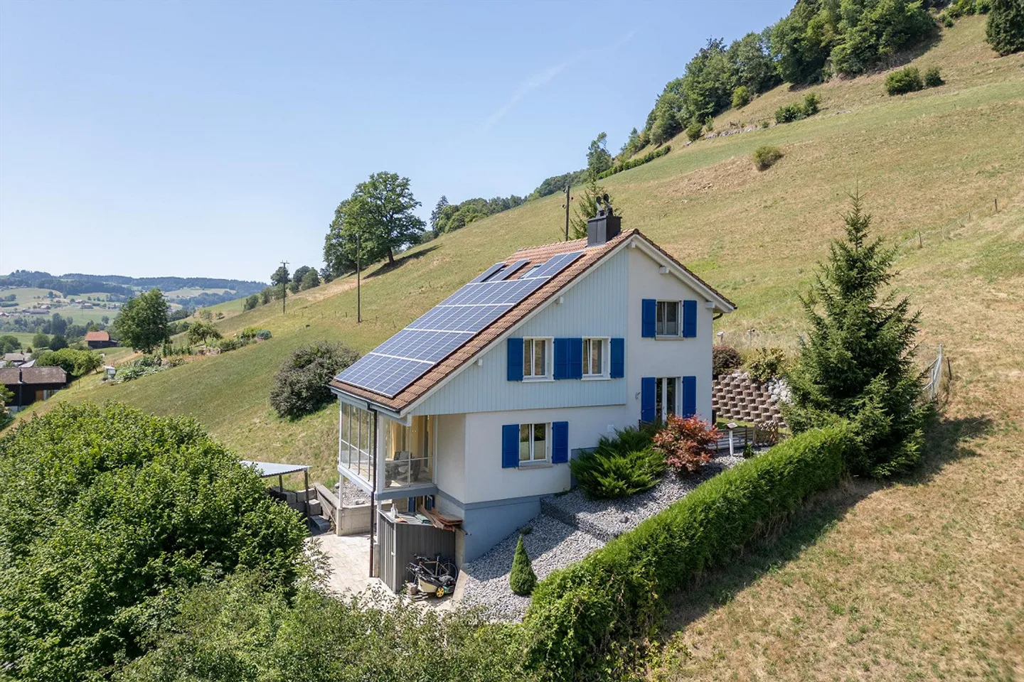 Freistehendes Einfamilienhaus mit Pool - Foto 4 von 14