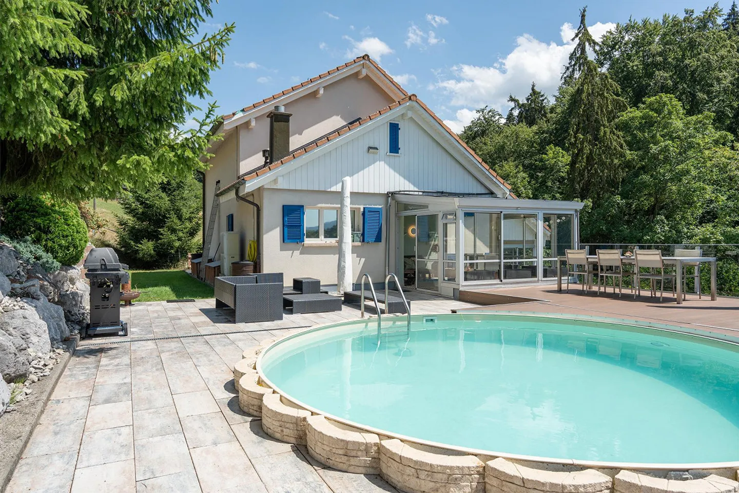 Freistehendes Einfamilienhaus mit Pool - Foto 1 von 14