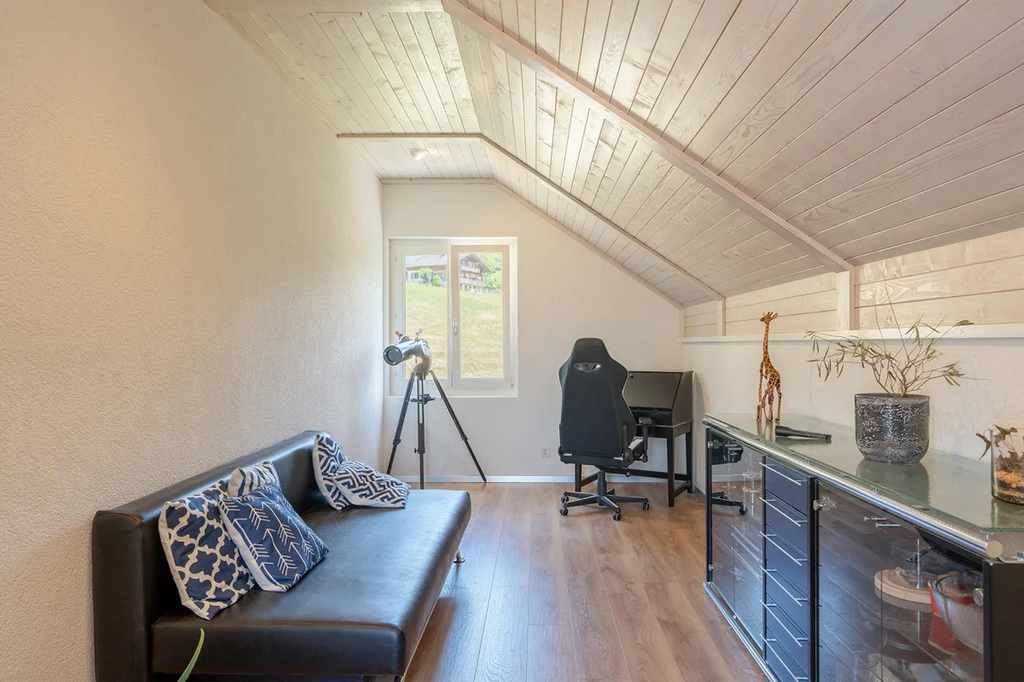 Freistehendes Einfamilienhaus mit Pool - Foto 12 von 14
