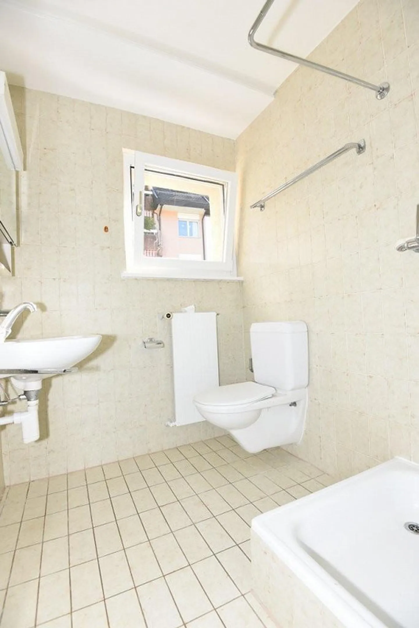 Spazioso appartamento di 3,5 locali di 84 m2 in una zona tranquilla - Foto 8 di 9