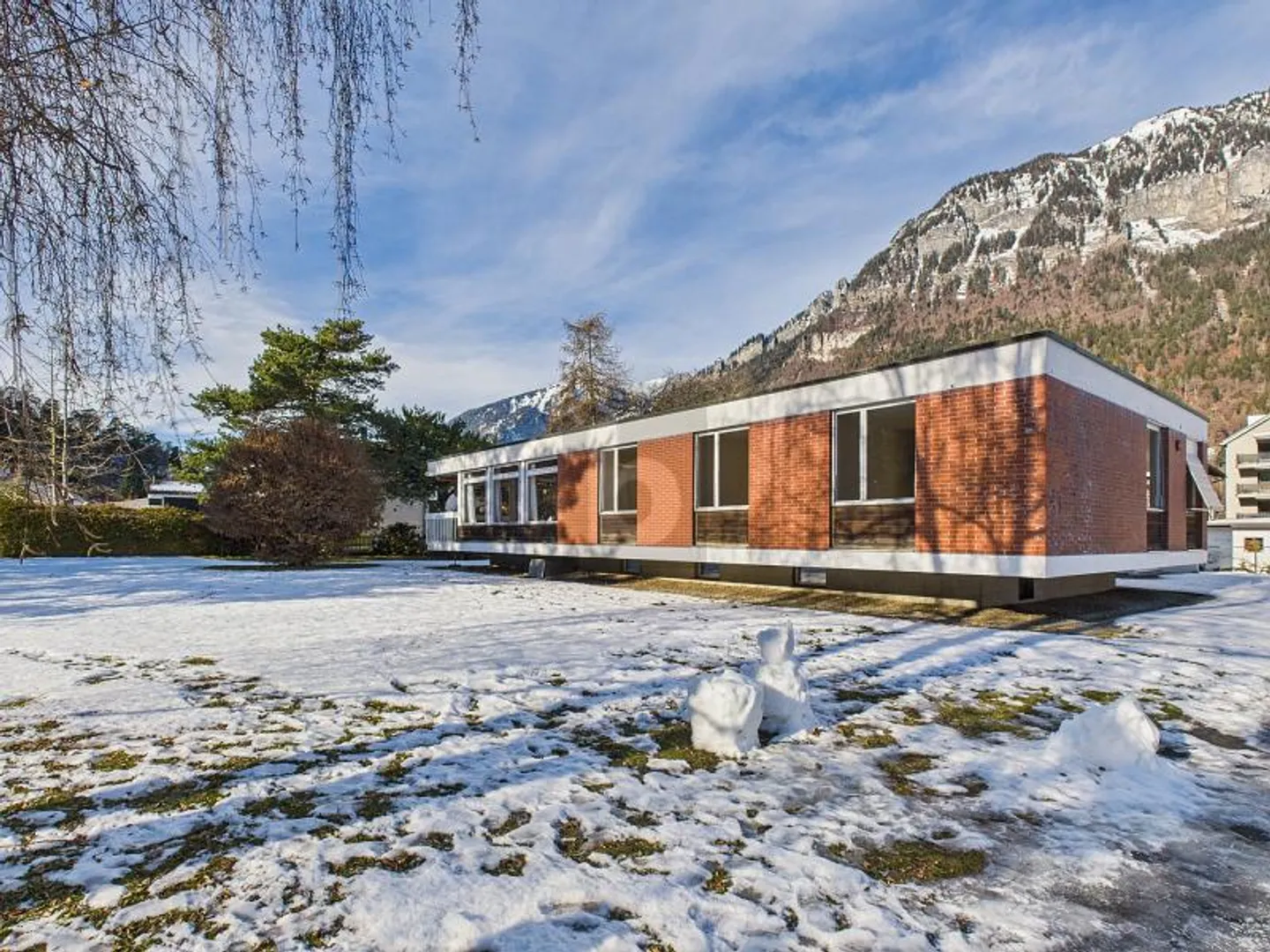 Family Home with Large Garden - Photo 2 of 6