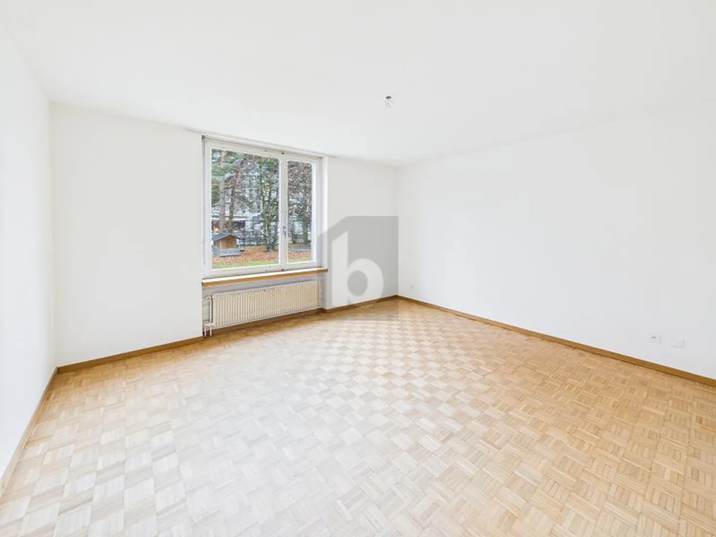 Family Home with Large Garden - Photo 4 of 6