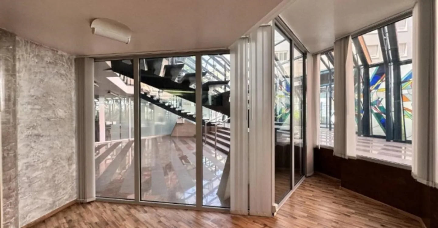 Showroom e uffici moderni - Foto 1 di 8