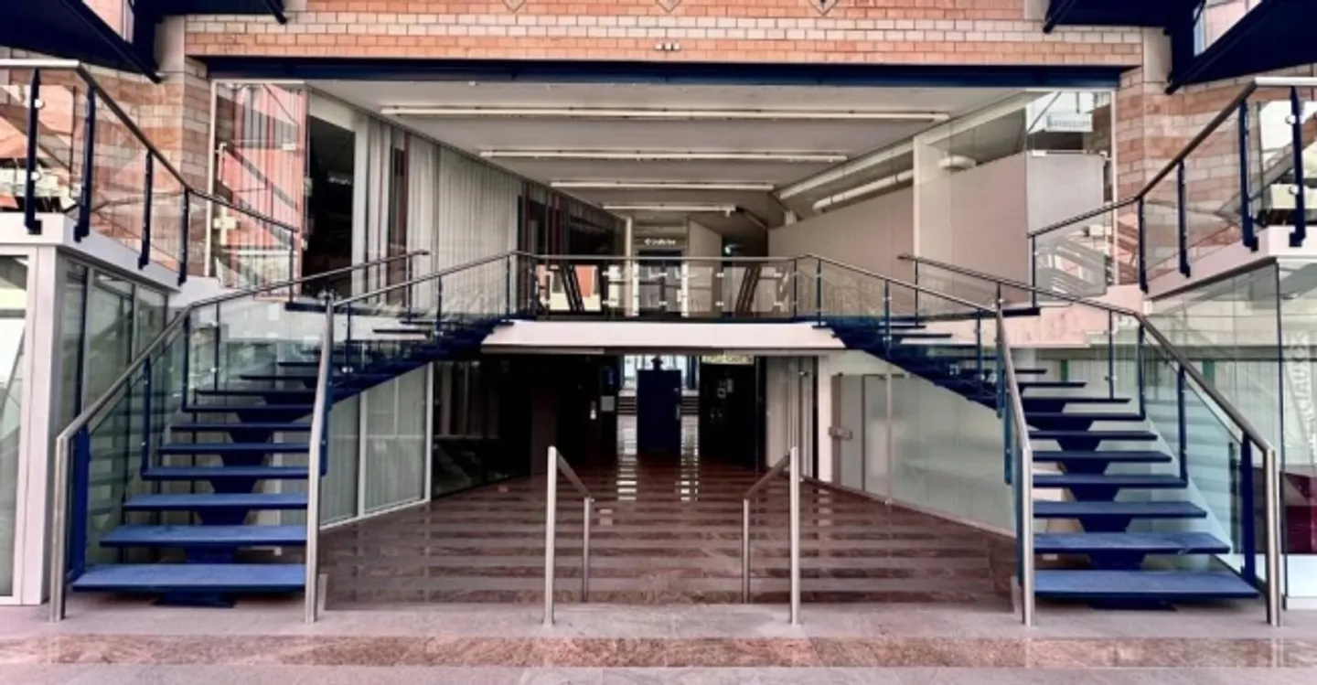 Showroom e uffici moderni - Foto 5 di 8