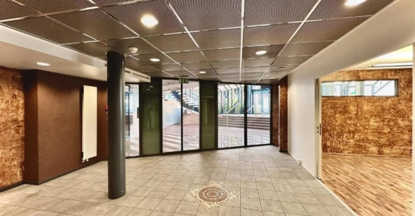 Showroom e uffici moderni - Foto 6 di 8