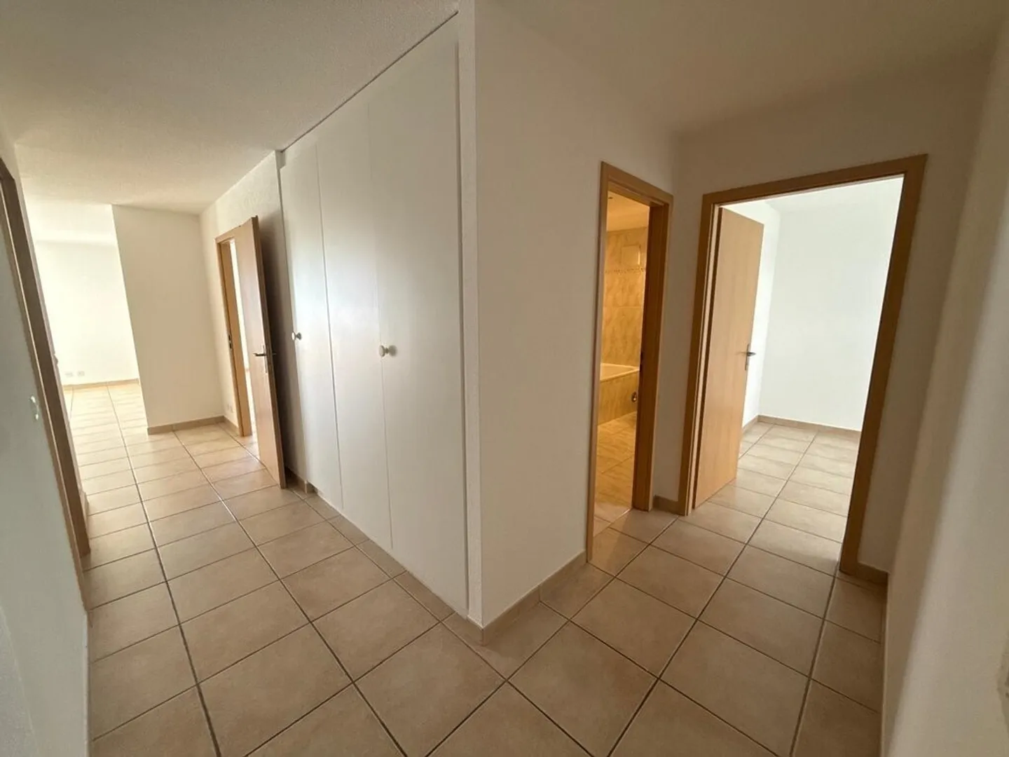 Large bright apartment close to all amenities - Photo 5 of 11