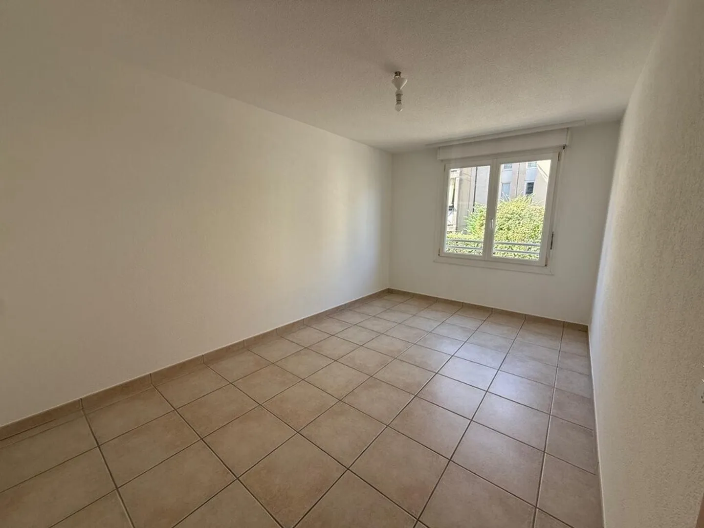 Large bright apartment close to all amenities - Photo 8 of 11