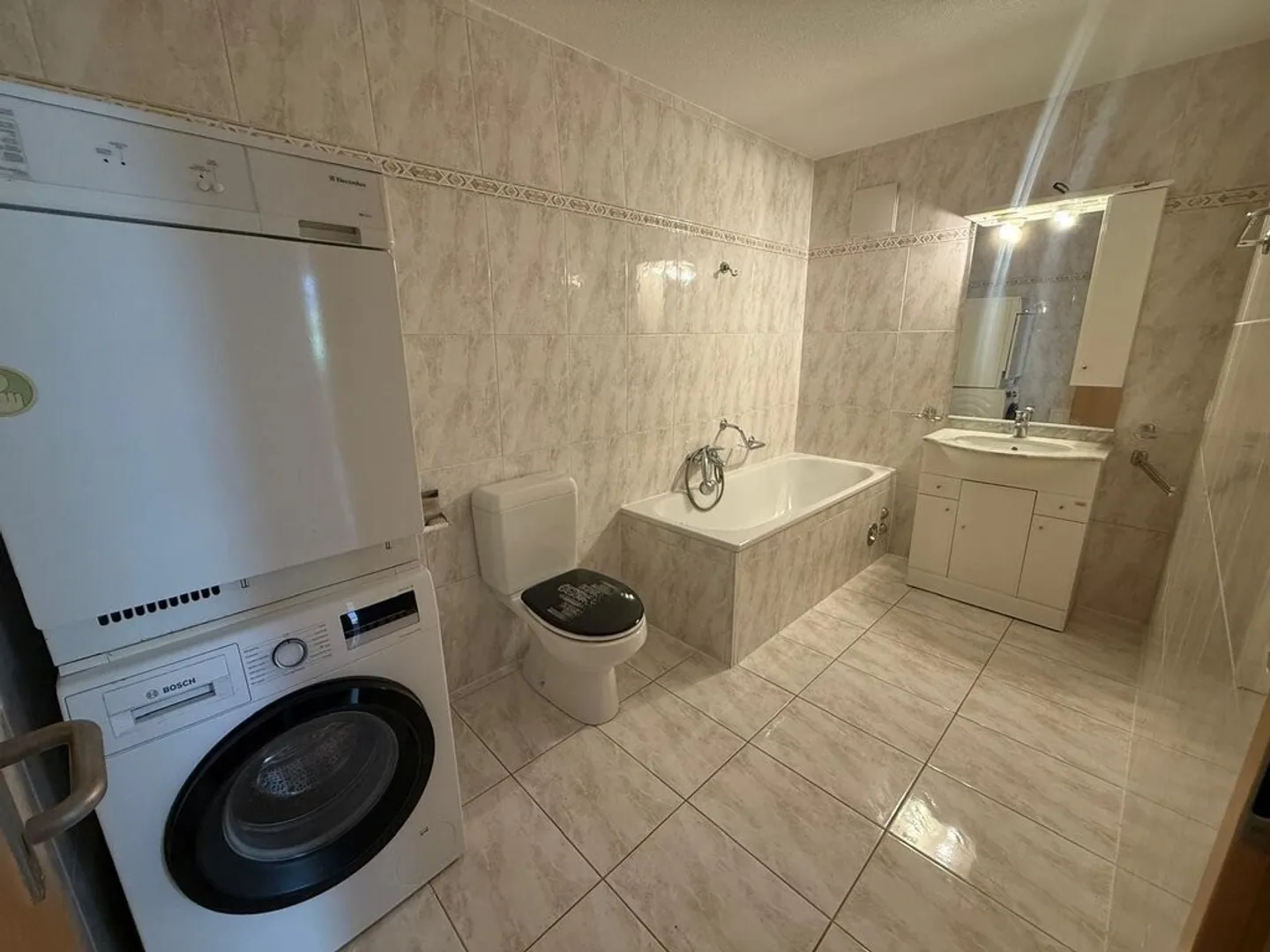 Large bright apartment close to all amenities - Photo 9 of 11