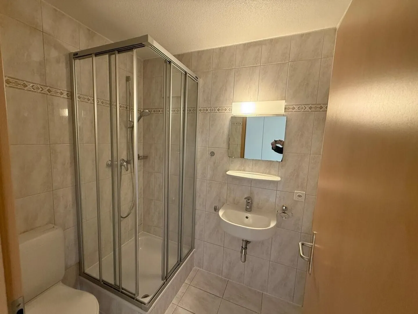 Large bright apartment close to all amenities - Photo 10 of 11