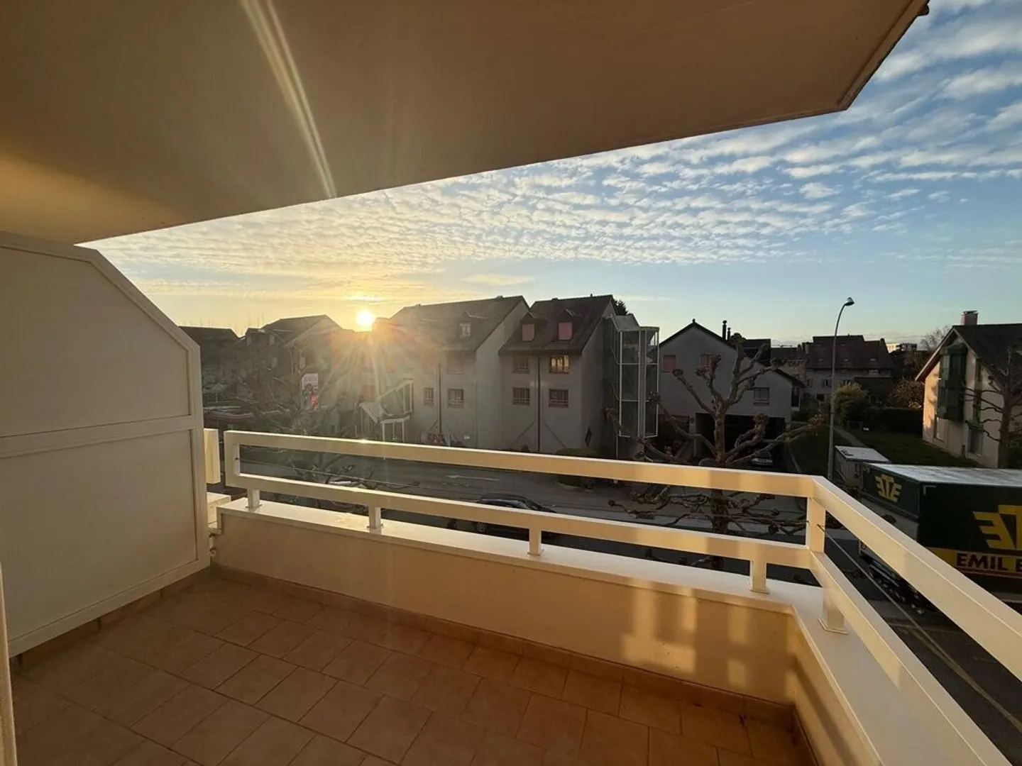 Large bright apartment close to all amenities - Photo 11 of 11