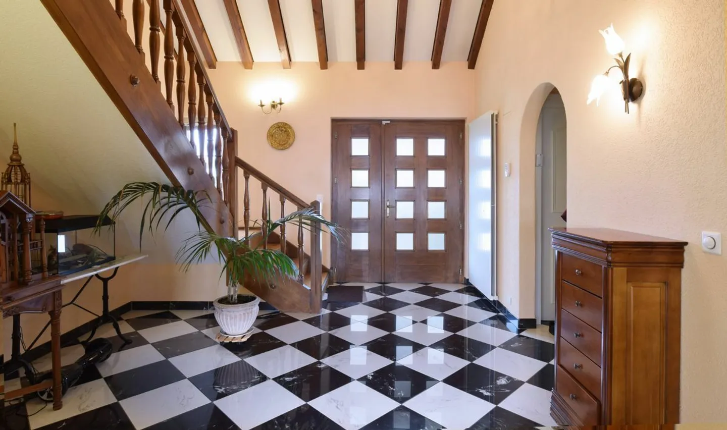 BEAUTIFUL RENOVATED RESIDENCE WITH POOL OVERLOOKING THE LAKE - BOREX - Photo 4 of 11