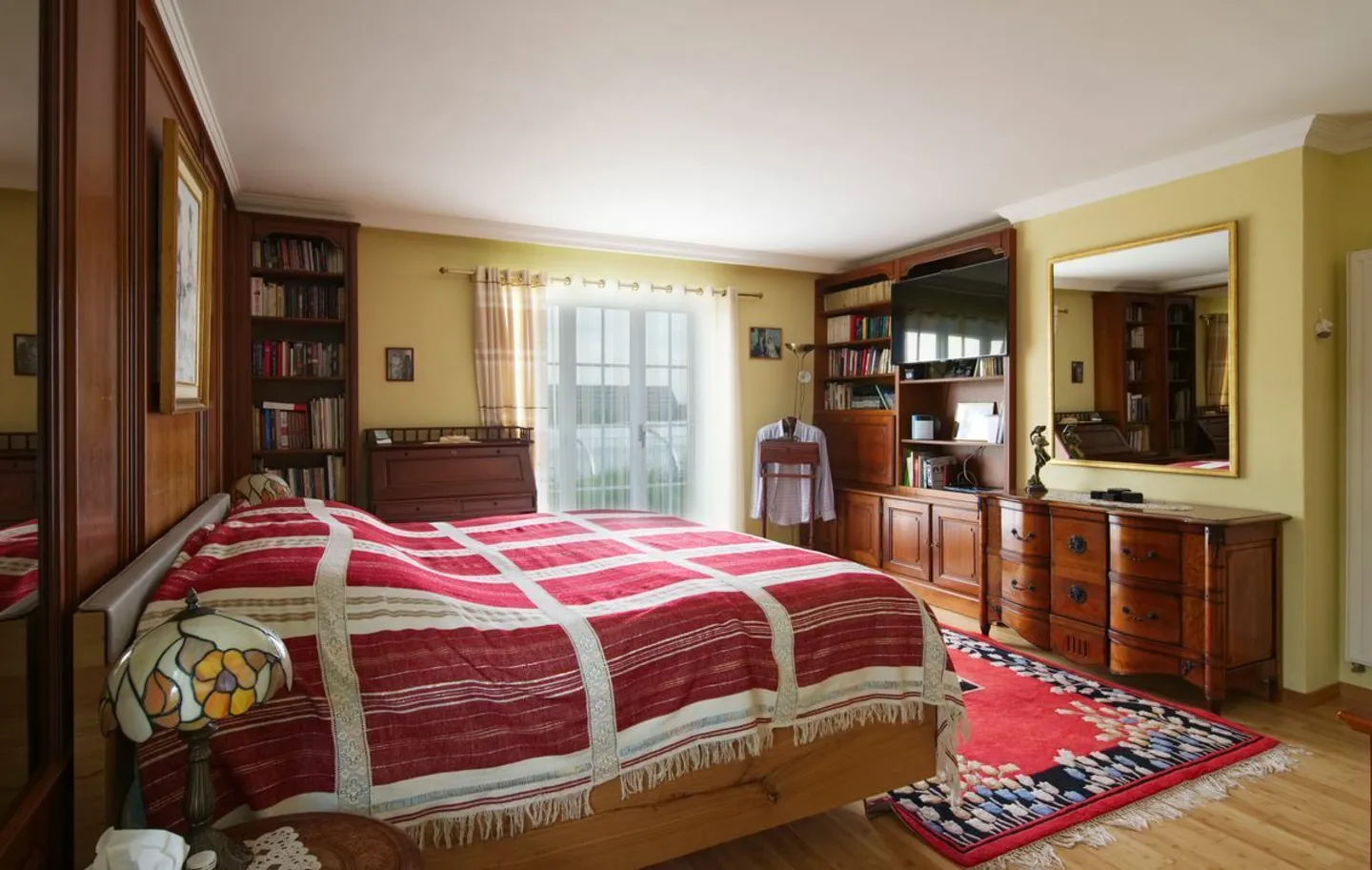 BEAUTIFUL RENOVATED RESIDENCE WITH POOL OVERLOOKING THE LAKE - BOREX - Photo 9 of 11